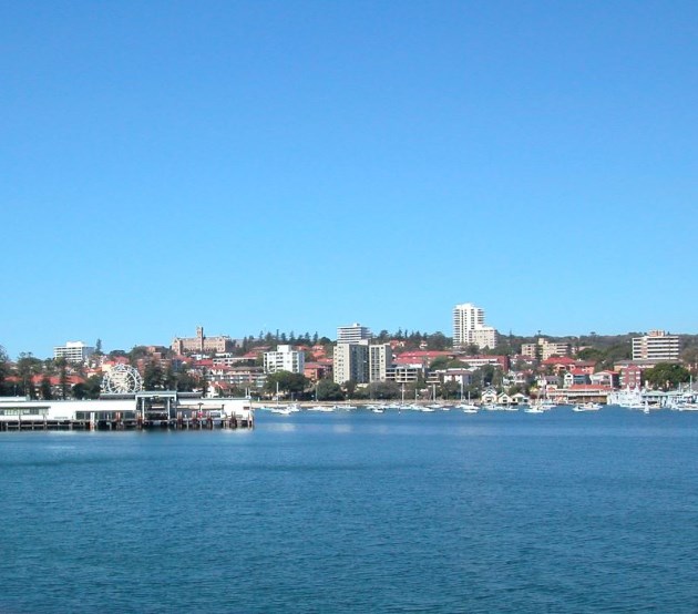 The Beach at Little Manly, with lots of boats and yachts. Manly Wharf is on the left.