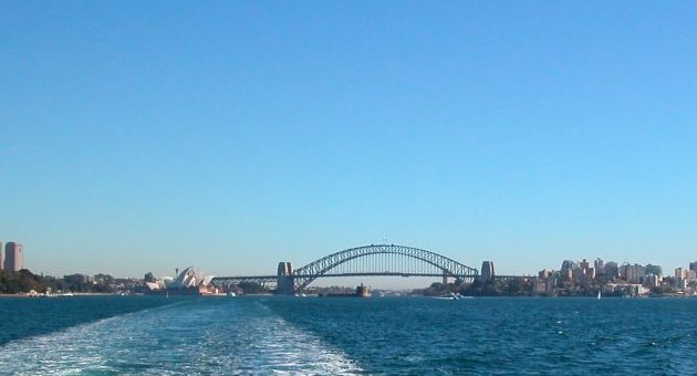 In front of the bridge: Fort Denison on Sydney Harbour