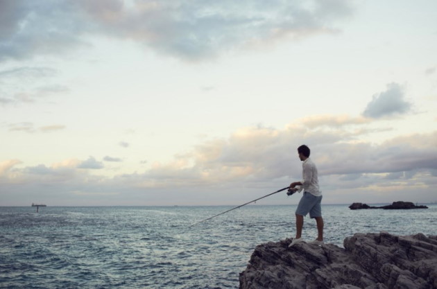 Despite its dangers, rock fishing is popular in Australia. Photo: Rottnest Island in Western Australia